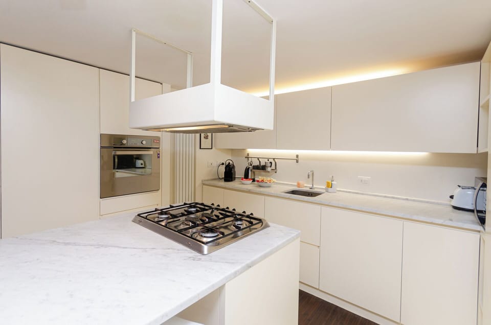 Apartment, Courtyard View | Private kitchen | Full-size fridge, microwave, oven, stovetop