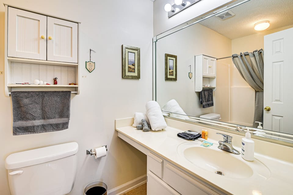 8 Mi to Boardwalk & Beach: Windsor Green Condo! Apartment in Carolina Forest