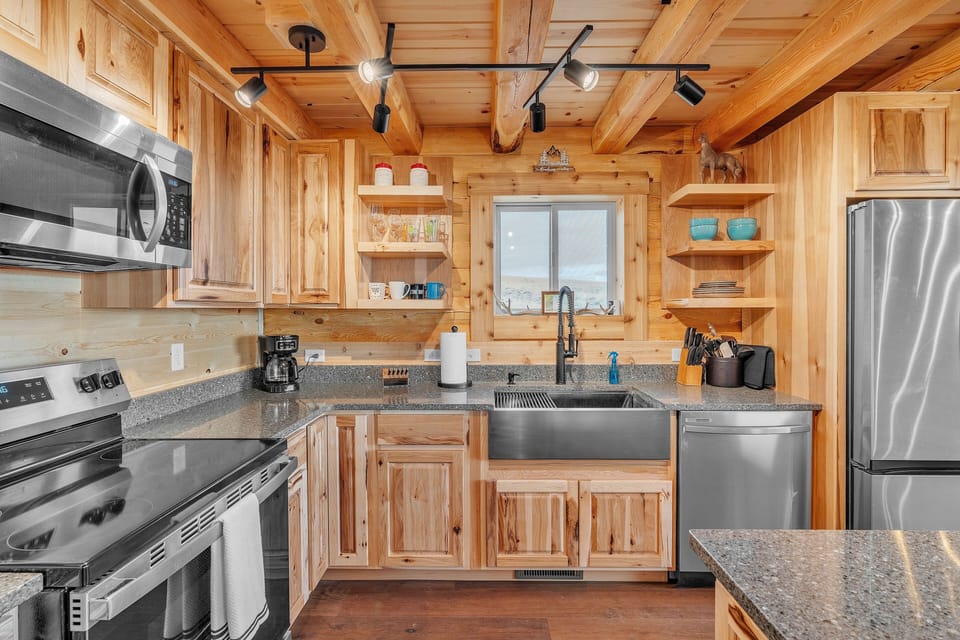 Cabin, 3 Bedrooms | Private kitchen | Coffee/tea maker, fridge, oven, toaster