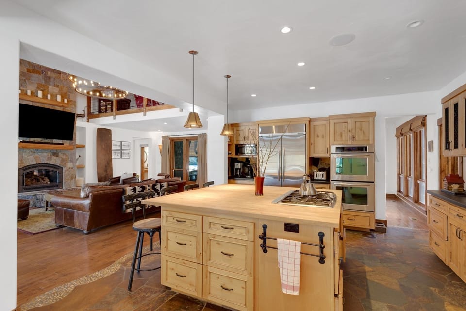 Cabin, 4 Bedrooms | Private kitchen | Coffee/tea maker, fridge, oven, electric kettle