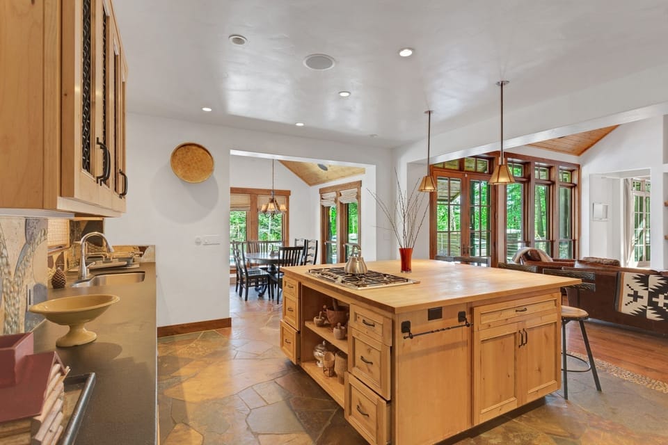 Cabin, 4 Bedrooms | Private kitchen | Coffee/tea maker, fridge, oven, electric kettle