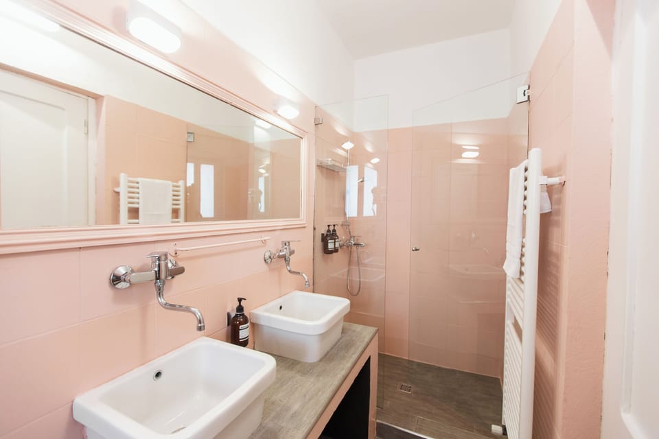 Family Room, Courtyard View | Bathroom | Shower, hair dryer, bidet, towels