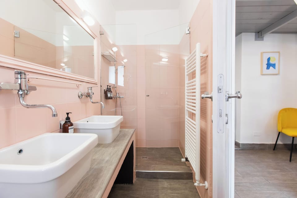 Family Room, Courtyard View | Bathroom | Shower, hair dryer, bidet, towels