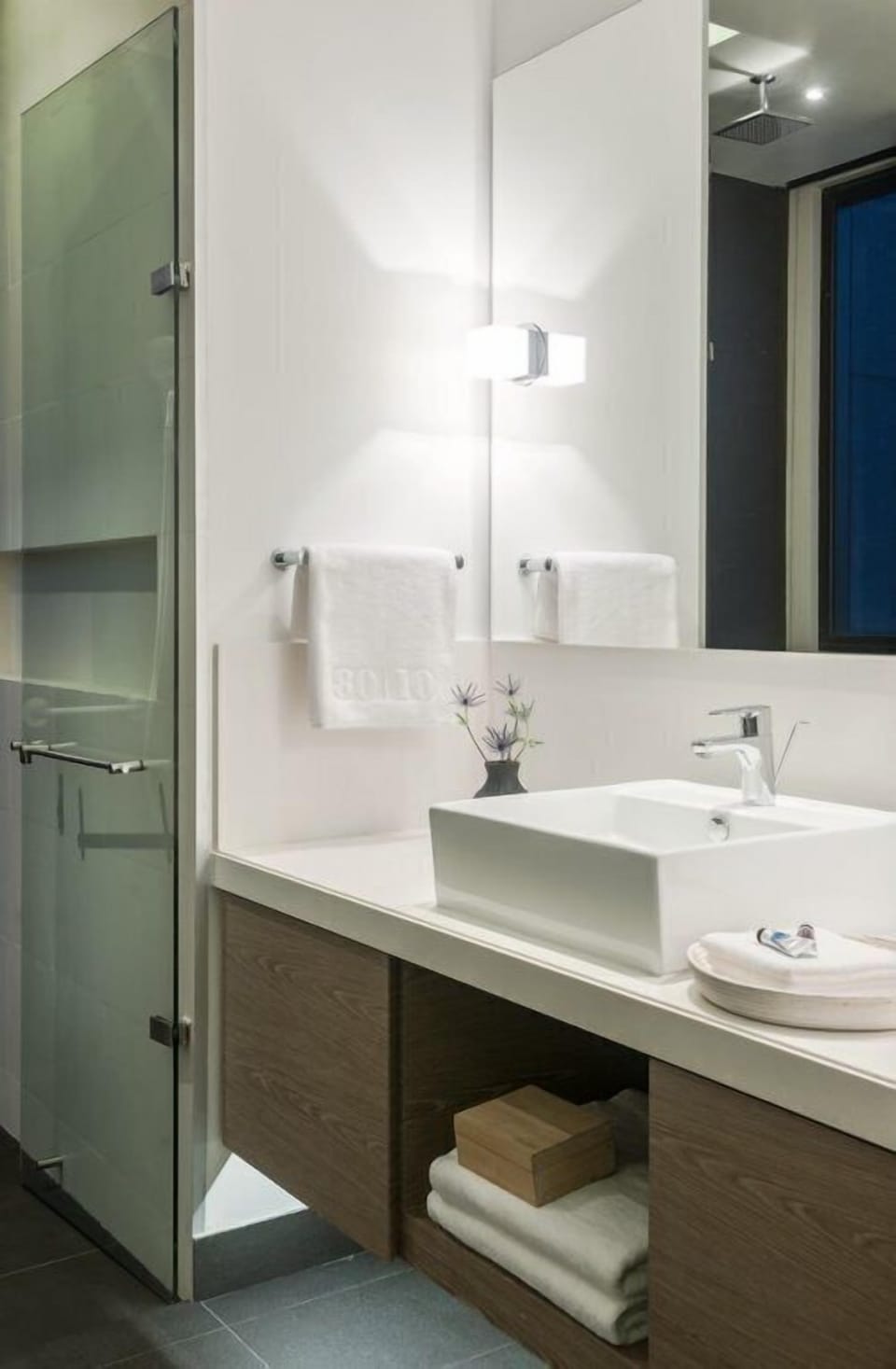 Luxury Apartment, City View | Bathroom | Shower, free toiletries, hair dryer, towels