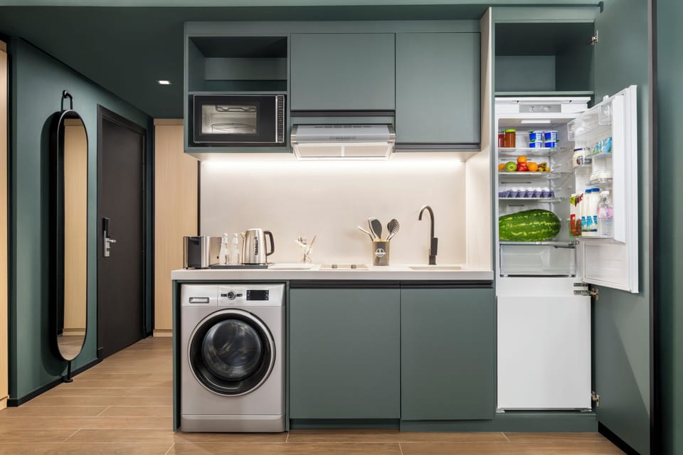 Full-size fridge, microwave, oven, stovetop