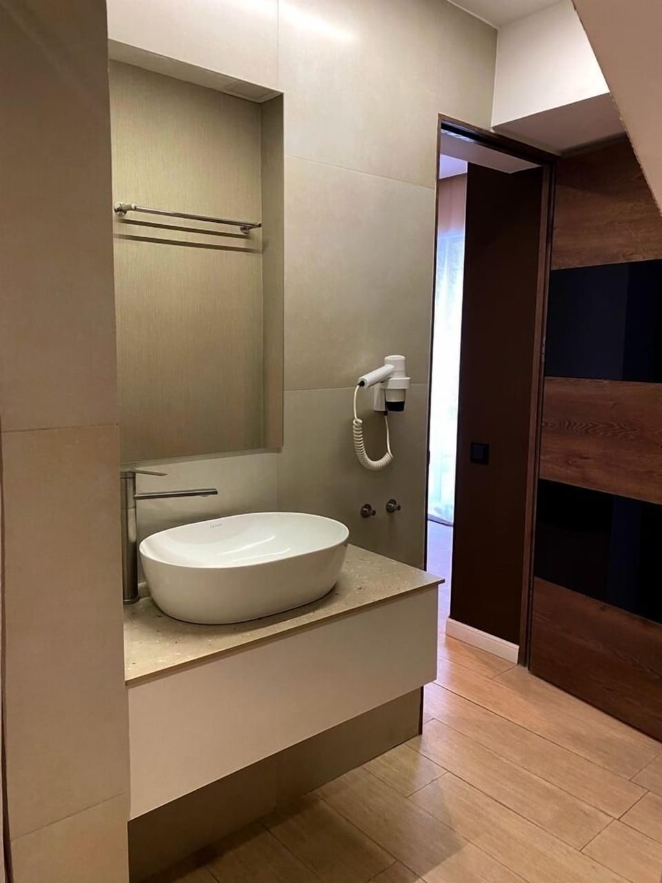 Deluxe Double Room | Bathroom | Shower, free toiletries, hair dryer, slippers