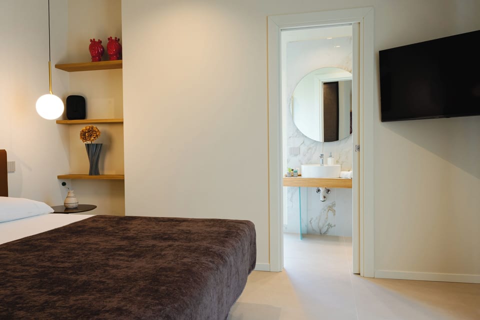 Design Suite, Partial Sea View | In-room safe, desk, laptop workspace, soundproofing