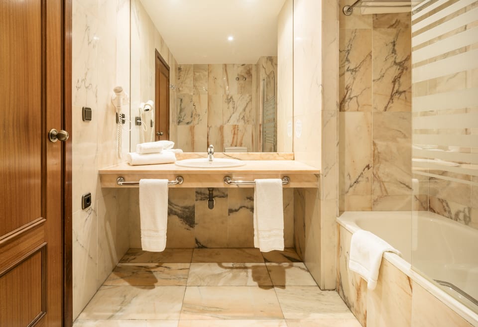 Combined shower/tub, eco-friendly toiletries, hair dryer, bidet