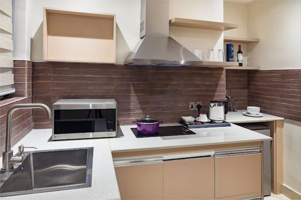 Standard Room, Balcony, City View | Private kitchen | Fridge, microwave, stovetop, dishwasher