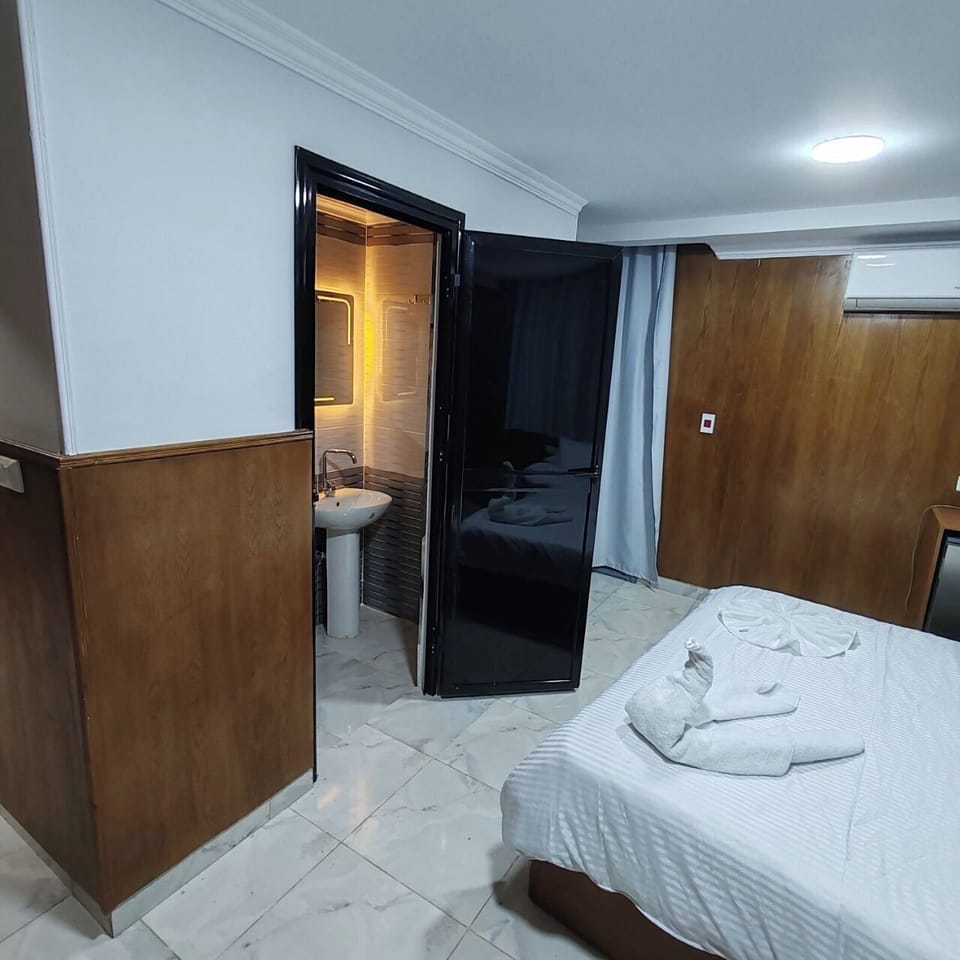 Junior Duplex | Bathroom | Rainfall showerhead, free toiletries, hair dryer, slippers
