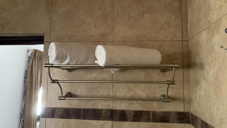 Superior Apartment | Bathroom | Shower, rainfall showerhead