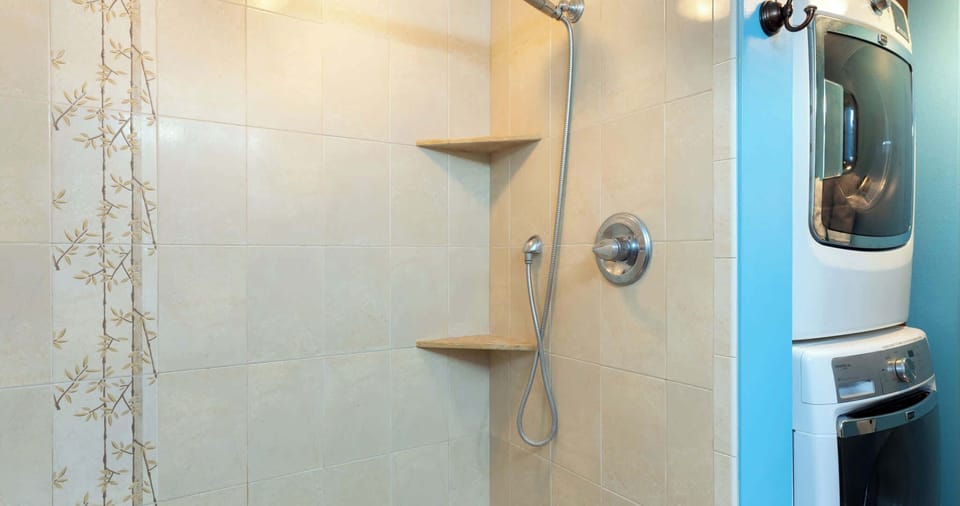 En suite bathroom and Washer/Dryer area