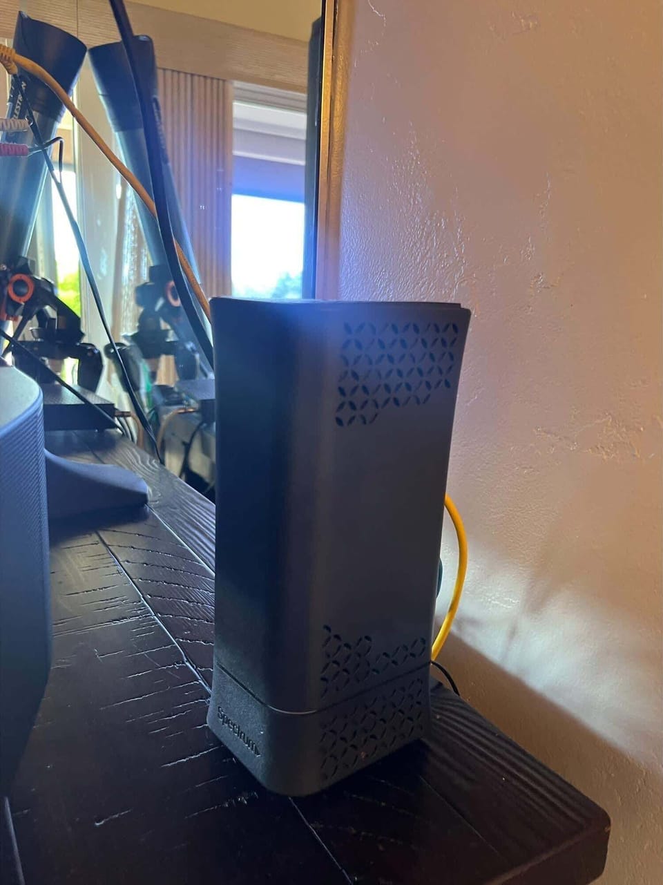 KRES 110 WIFI Behind TV