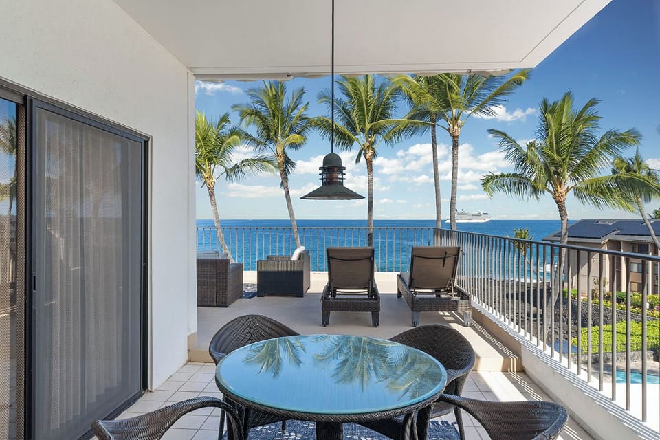 Lanai Dining with Ocean View