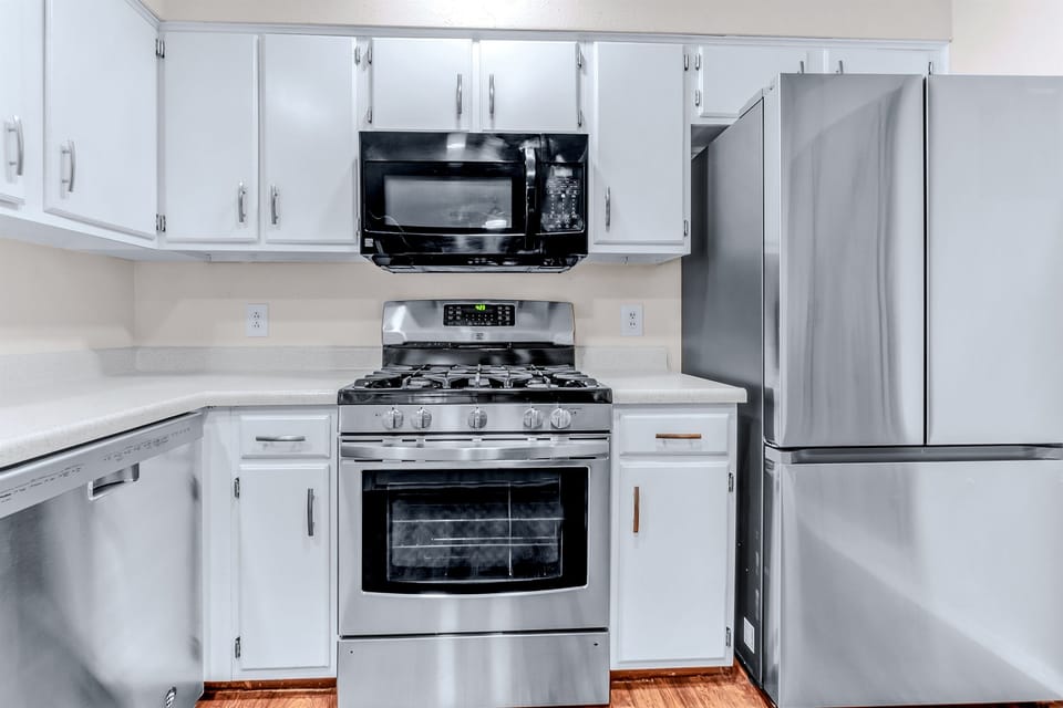Enjoy effortless meal prep with ample counter space and appliances. 🍴💡
