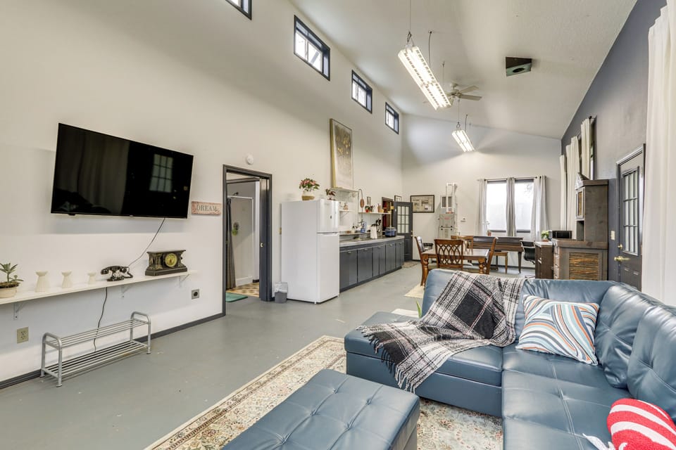 Living Room | Free WiFi | Central A/C | Electric Heating | Smart TV