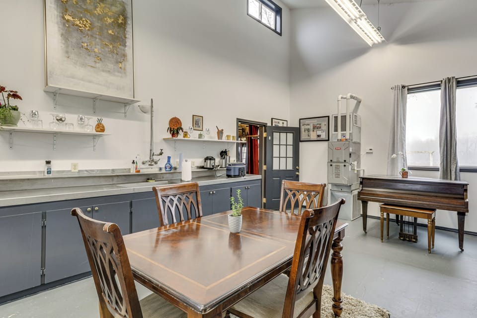 Dining Area | Piano