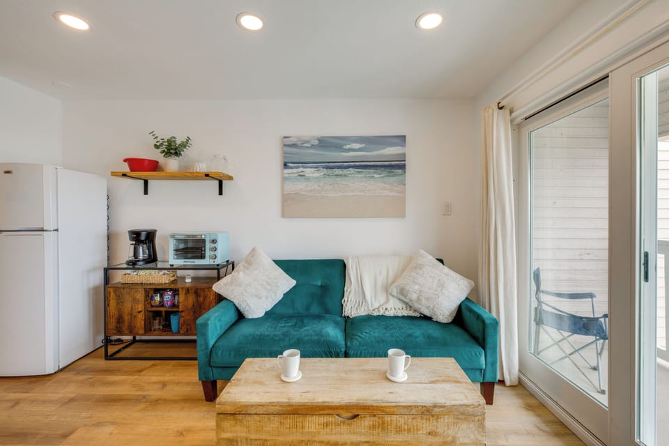 Living Room | Smart TV | Free WiFi | Single-Story Unit