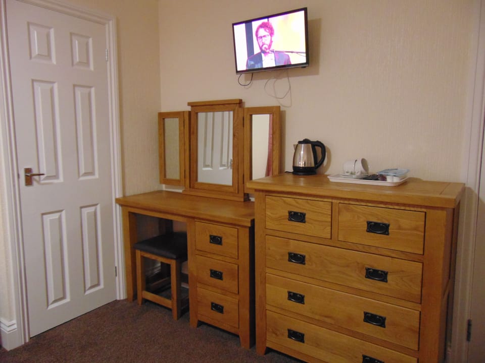 Twin Room | Desk, bed sheets