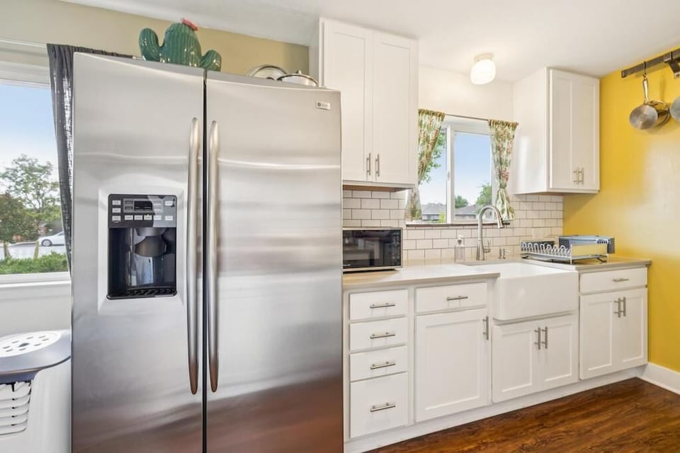 Full-sized refrigerator and freezer, microwave, and large farm sink.