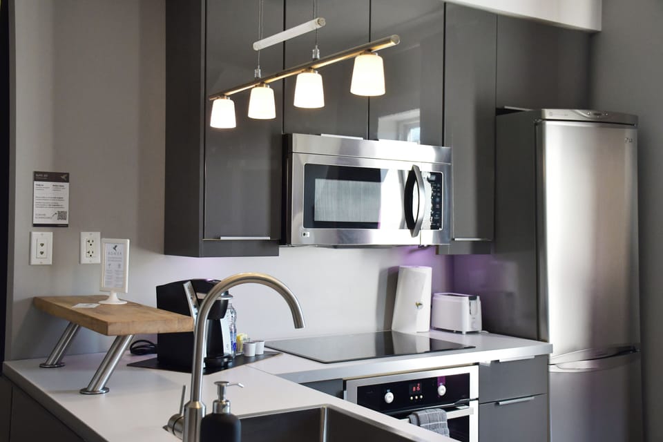 Deluxe Studio Suite, 1 Queen Bed, Balcony | Private kitchen | Fridge, microwave, stovetop, coffee/tea maker
