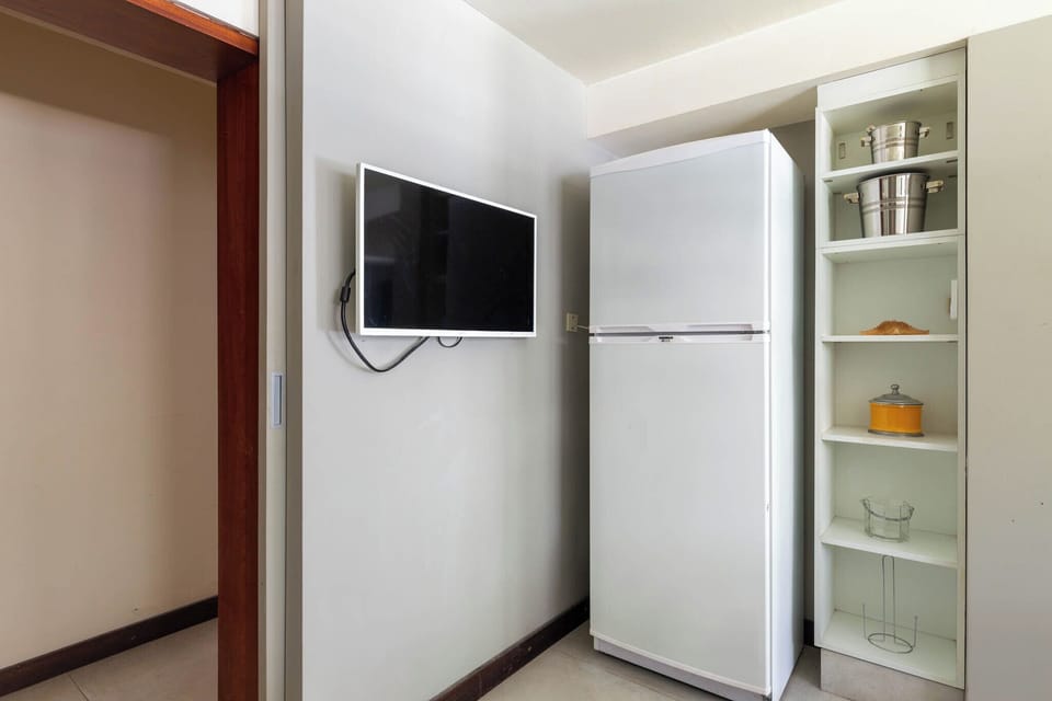 Deluxe Villa | Private kitchen | Full-size fridge, microwave, oven, stovetop