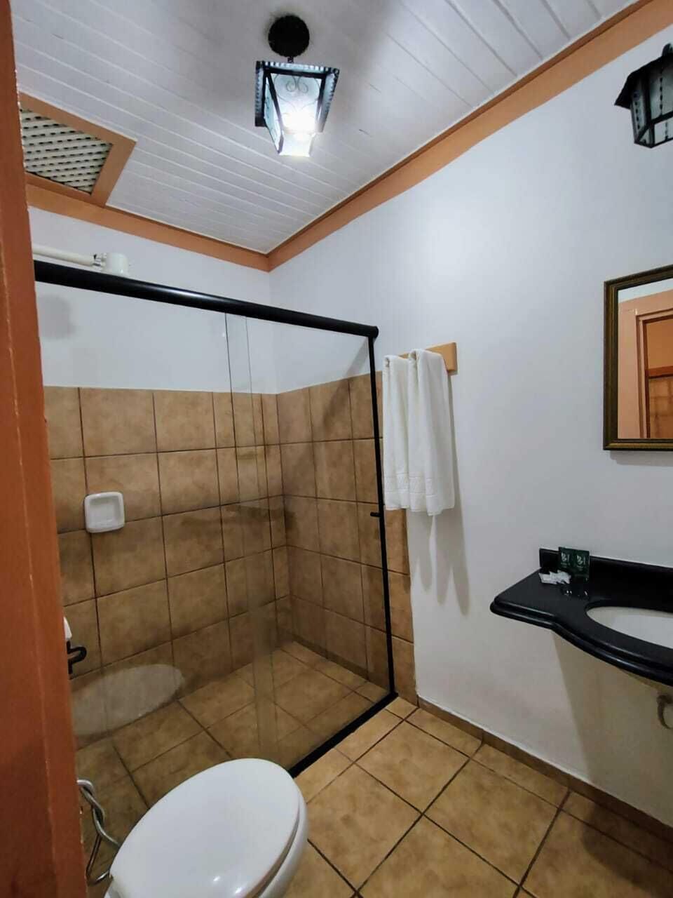 Basic Twin Room, Lanai | Bathroom