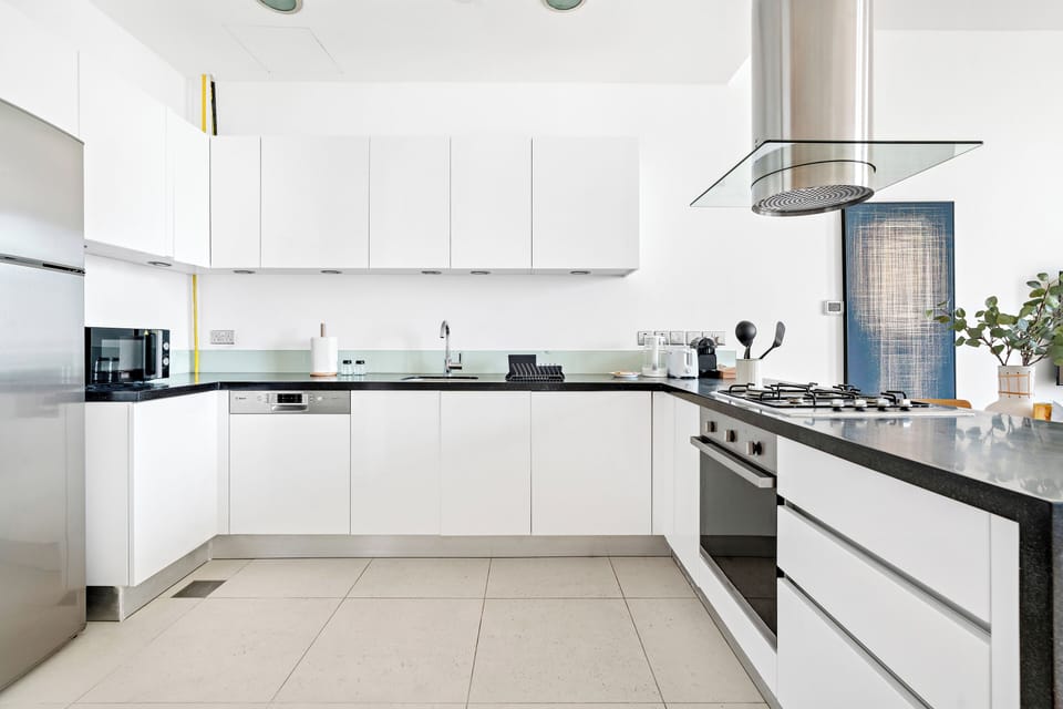Grand Studio, 1 Queen Bed | Private kitchen | Fridge, microwave, oven, stovetop
