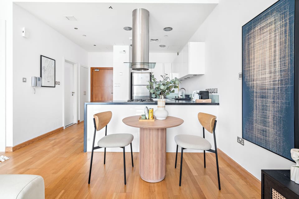 Grand Studio, 1 Queen Bed | In-room dining