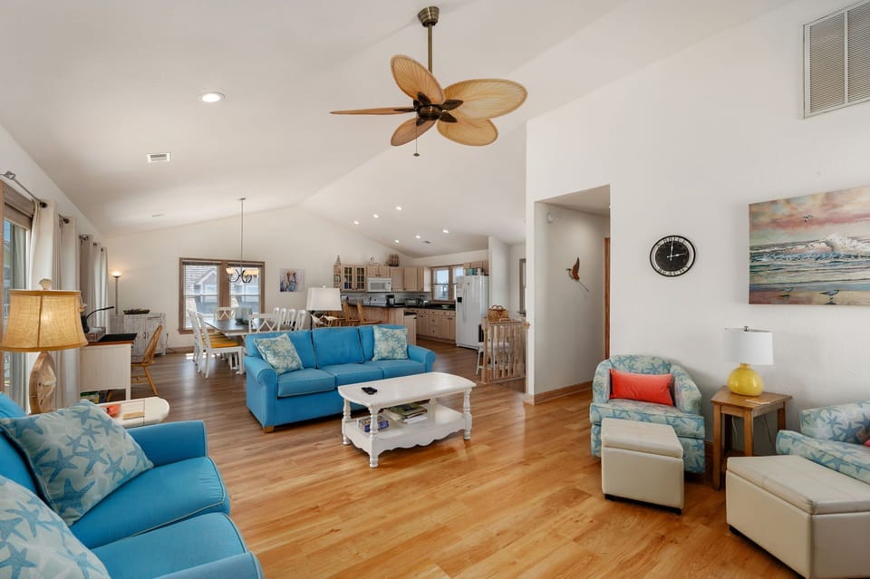 SV25: Seven Sisters 25 | TL Living Area (Fireplace not for Guest Use)
