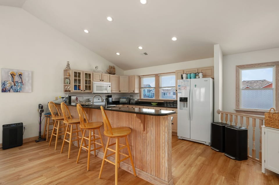 SV25: A Bitt Beachy | TL Kitchen Area - Island Seating for 4