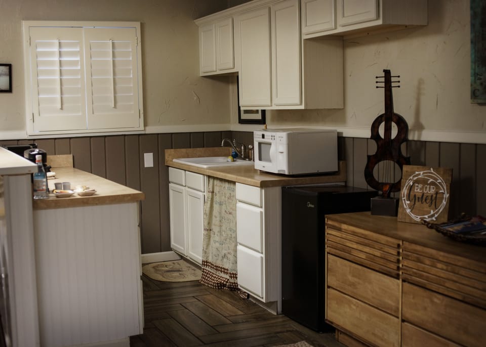 Executive Studio Suite, 1 Bedroom, Kitchenette, Courtyard View | Private kitchen | Coffee/tea maker, mini-fridge, microwave, toaster