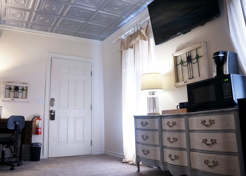 Luxury Room, 1 Bedroom, Refrigerator & Microwave | Premium bedding, pillowtop beds, desk, laptop workspace