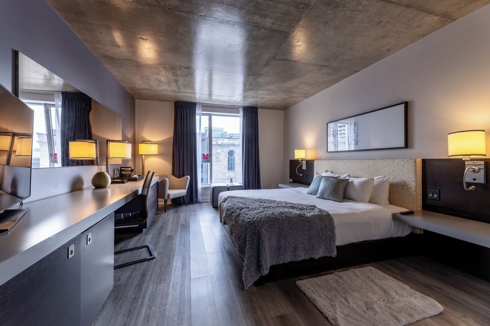 Deluxe Room, 1 King Bed | Premium bedding, in-room safe, individually decorated, desk