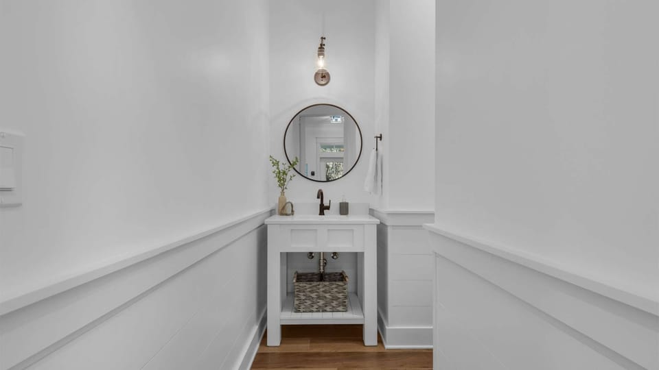 Bathroom 5: Half bathroom