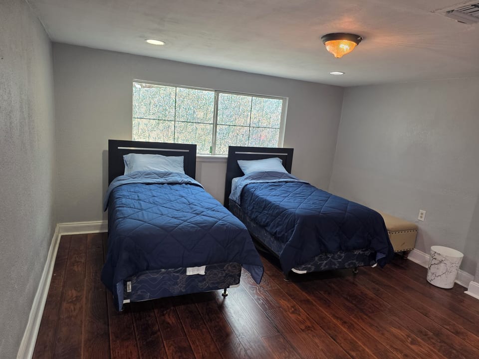 2 Twines Beds 
Bedroom #4
