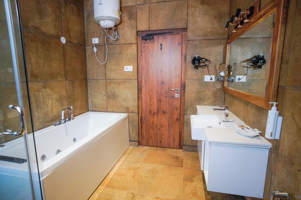 Presidential Studio Suite | Bathroom | Free toiletries, hair dryer, bidet, towels