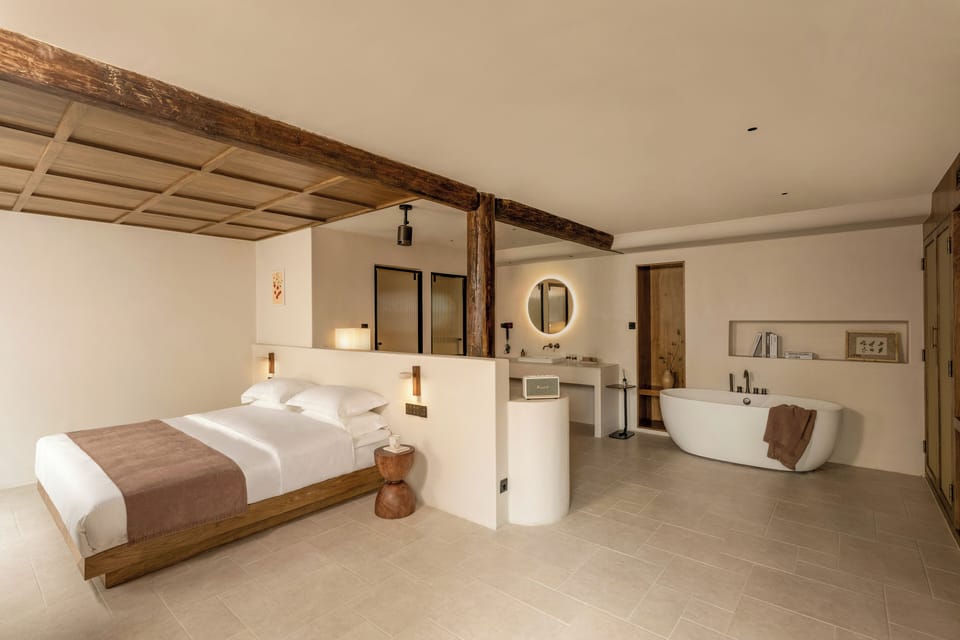 Classic Single Room, 1 King Bed, Private Bathroom, Garden View | Minibar (free items), desk, laptop workspace, blackout drapes