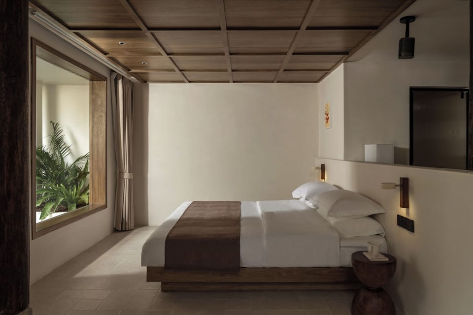 Classic Single Room, 1 King Bed, Private Bathroom, Garden View | Minibar (free items), desk, laptop workspace, blackout drapes