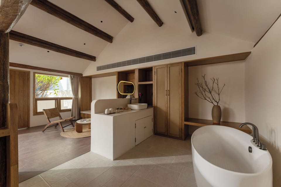 Deluxe Single Room, 1 King Bed, Private Bathroom, Garden View | Minibar (free items), desk, laptop workspace, blackout drapes