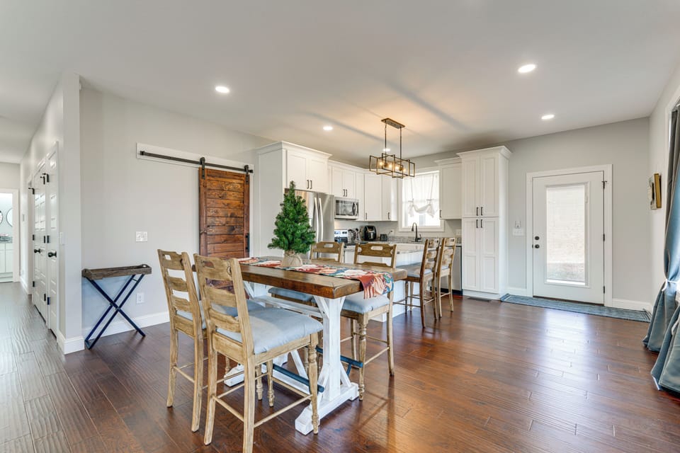 Dining Area | Dishware & Flatware | Central A/C & Heat