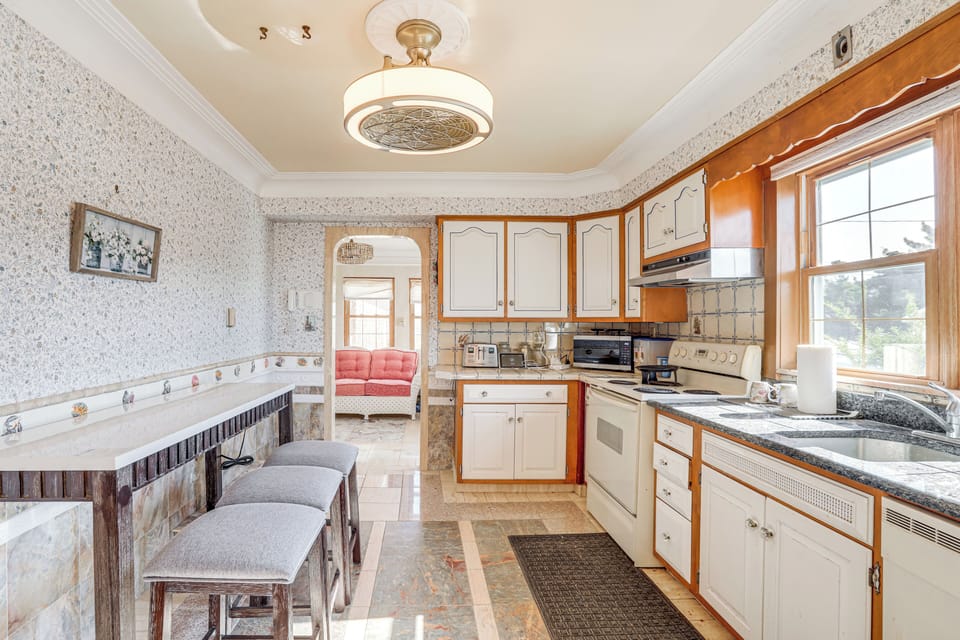 Kitchen | 1st Floor | Toaster | Drip Coffee Pot | Electric Kettle