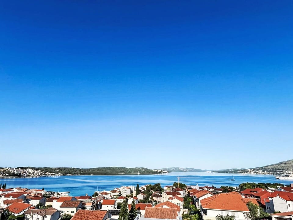 Sky, Water, Cloud, Daytime, Azure, Blue, Building, Tree, Coastal And Oceanic Landforms, Residential Area
