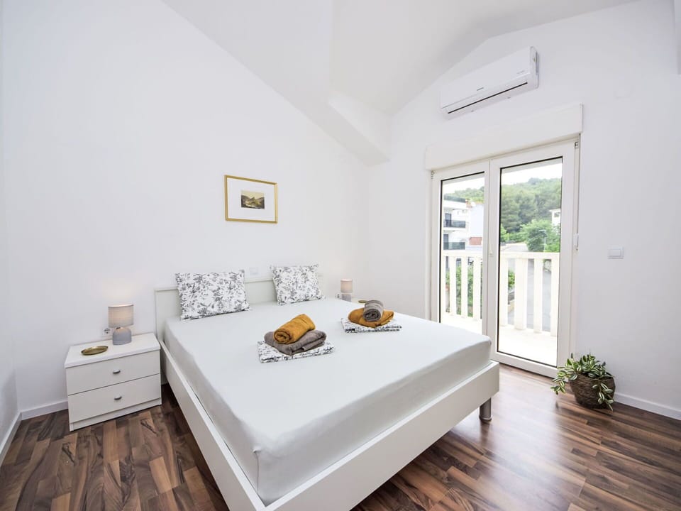 Plant, Furniture, Building, Window, Comfort, Wood, Cabinetry, Flooring, Drawer, Interior Design