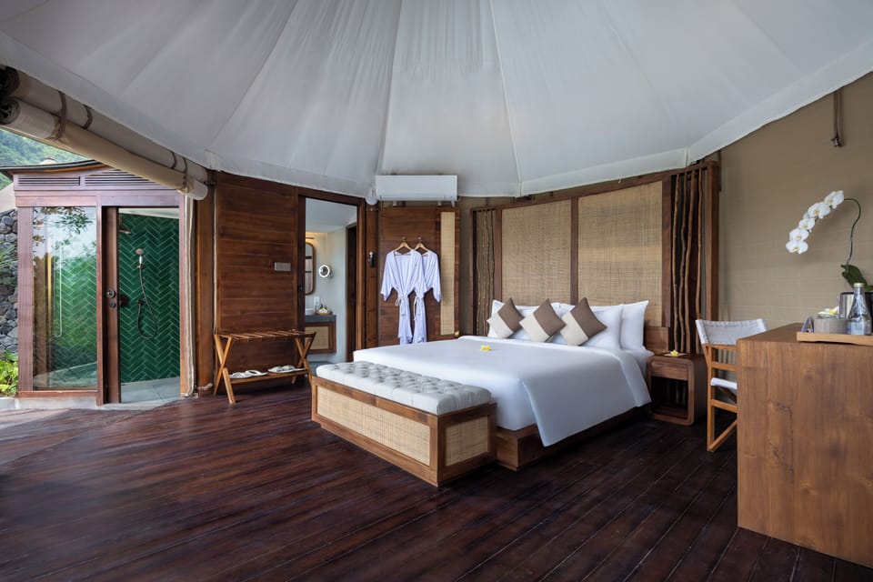 Desk, laptop workspace, free WiFi