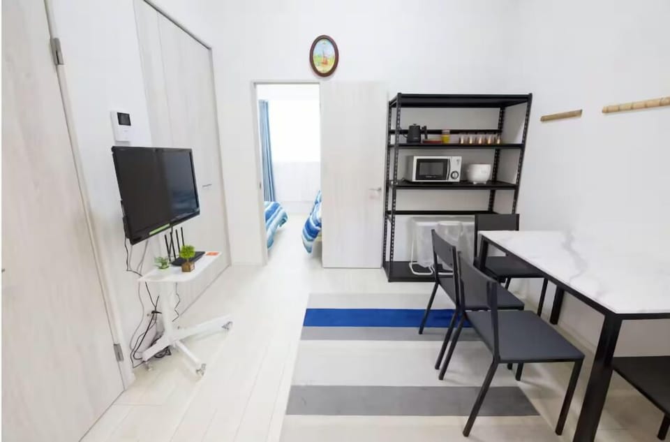 Basic Apartment (302) | Living area | 20-cm Smart TV with cable channels