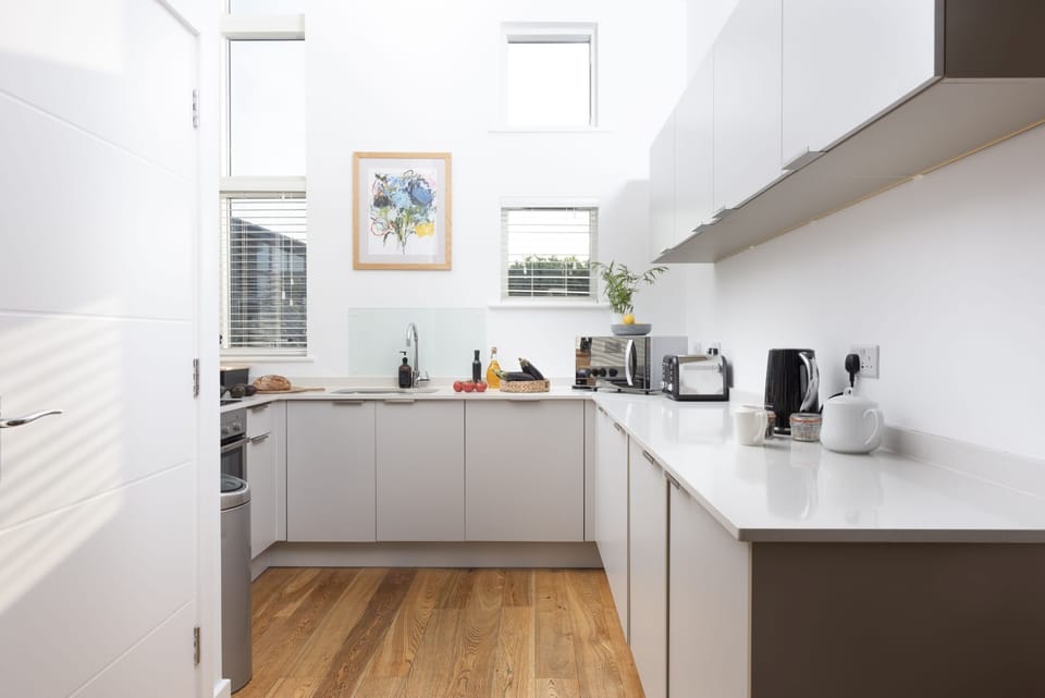 The kitchen, toaster, microwave, kettle - 71 Una