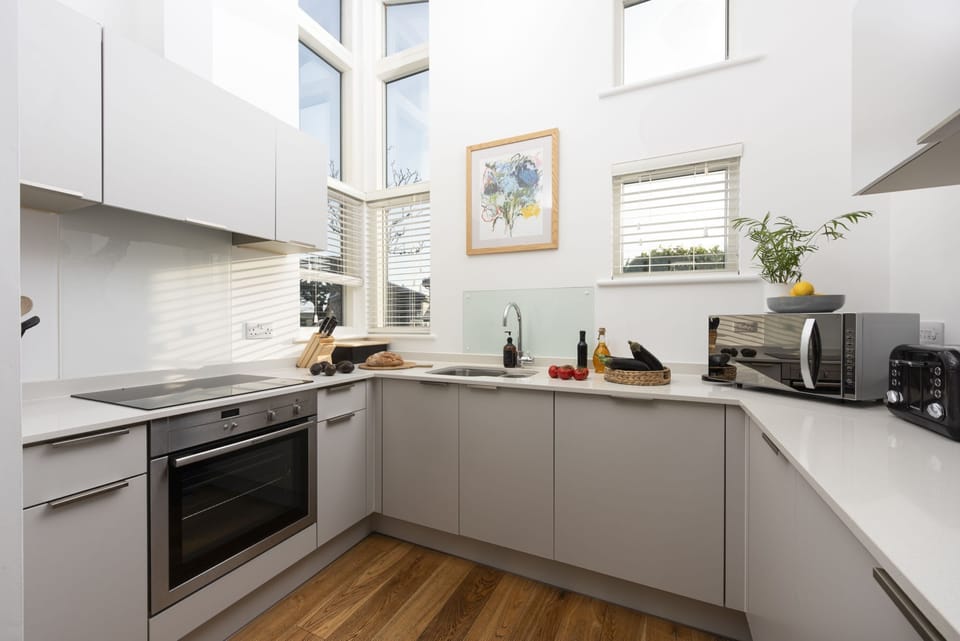 The kitchen area, oven, stovetop and facilities - 71 Una