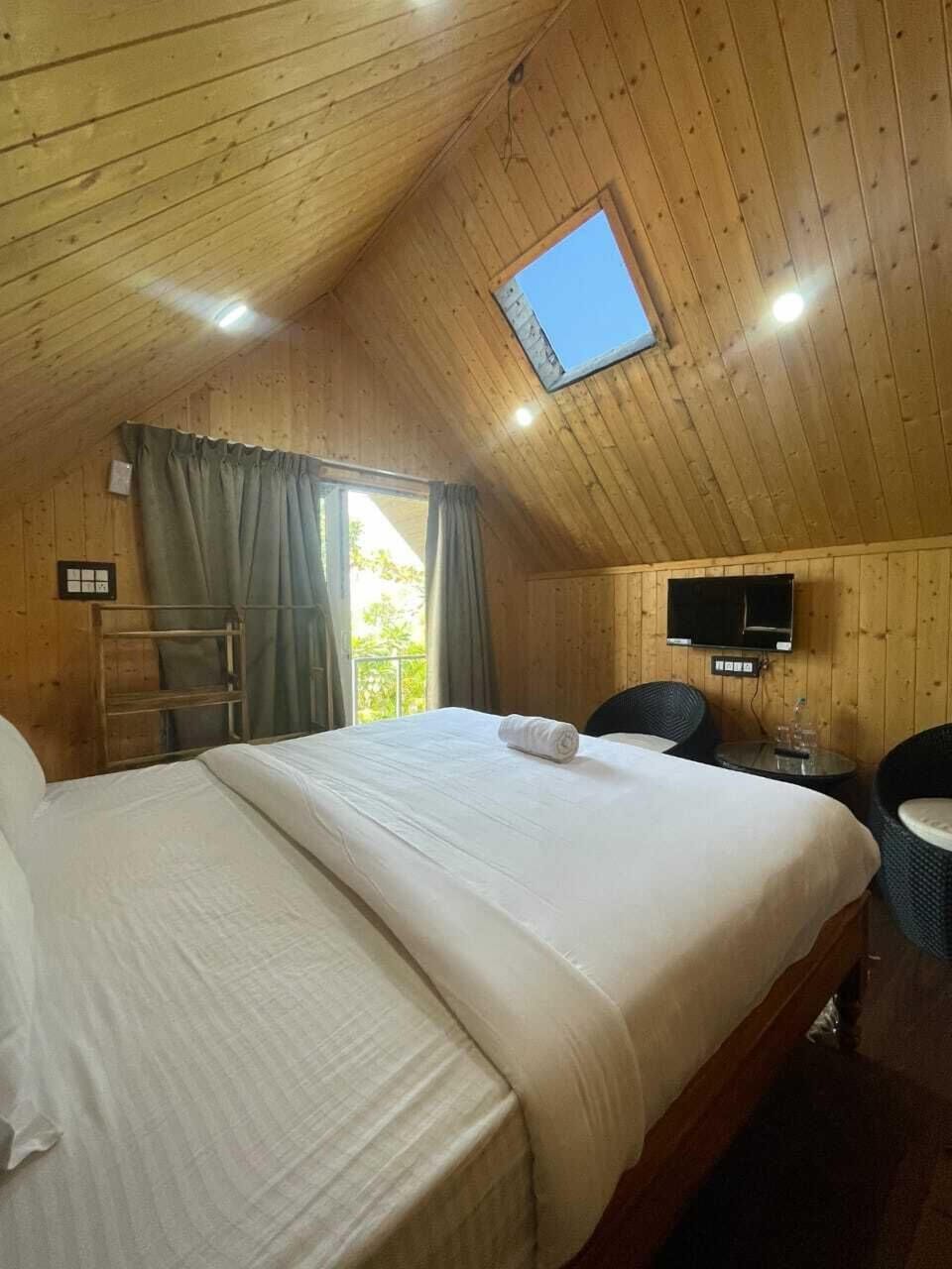 Luxury Room, Patio, Lake View | Laptop workspace, blackout drapes, WiFi (free)