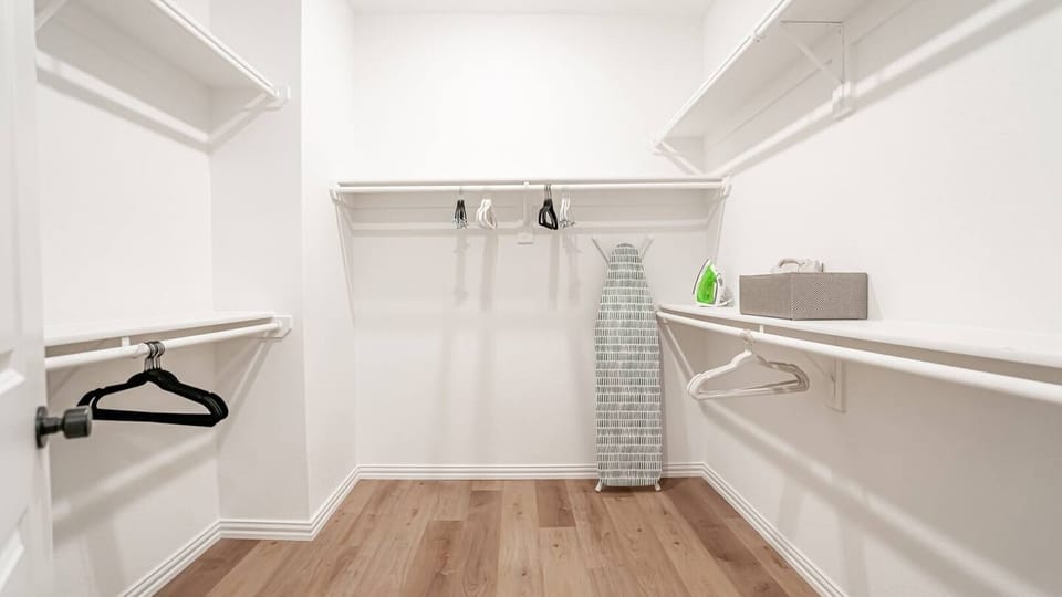 Large closet to store your belongings!